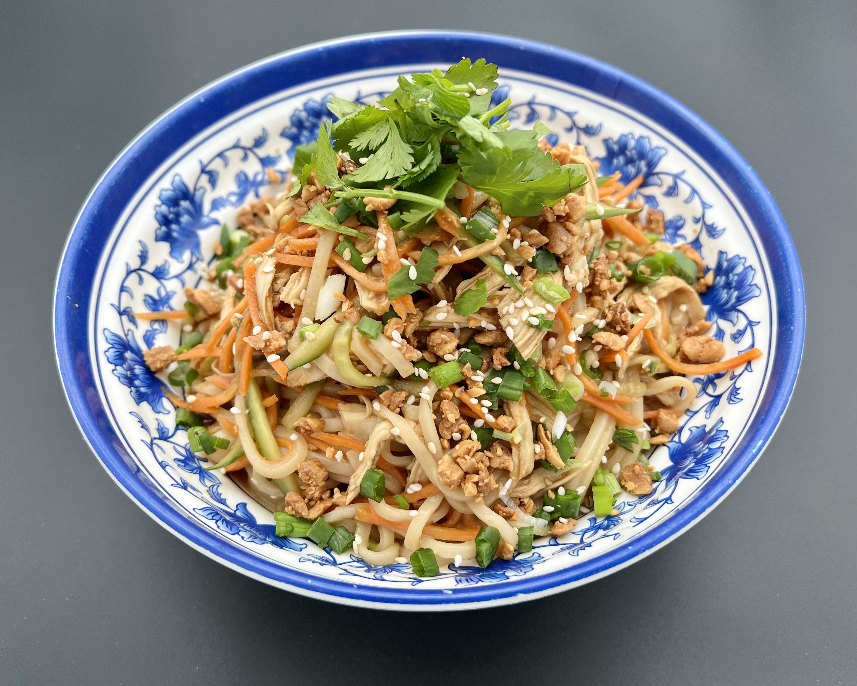 Ma Jiang noodles (Sesame paste noodles with chicken and vegetables نودل مخلوط با مرغ و سبزیجات