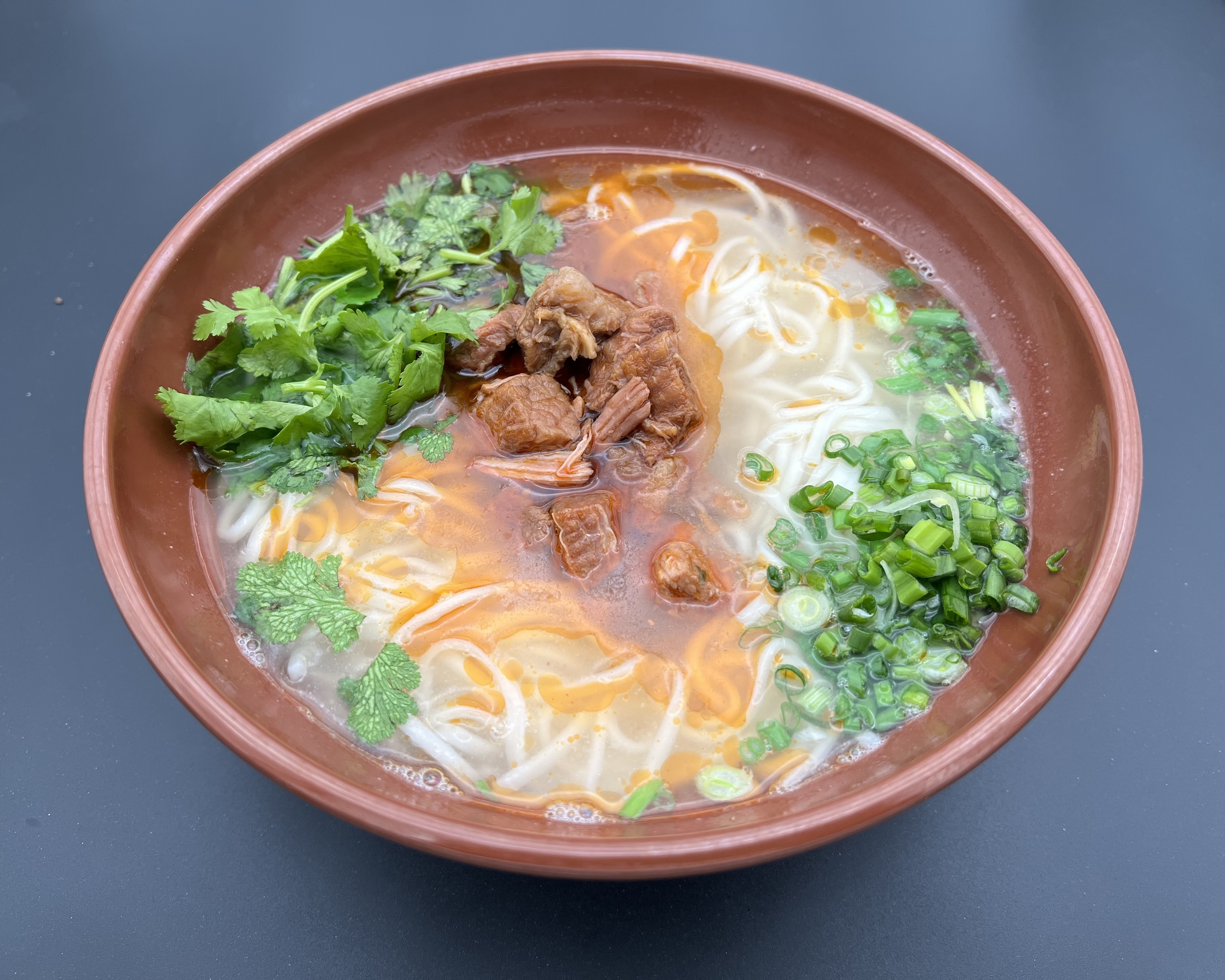 Classic ramen (Noodle soup with braised beef and vegetables) 经典红烧牛肉面رامن کلاسیک (سوپ نودل با گوشت و سبزیجات)